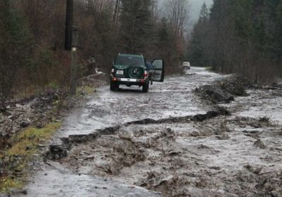 Дорога на Драгобрат: селевые потоки смыли путьи