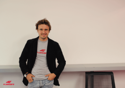 Прикольная футболка и пиджак: как носить их вместе