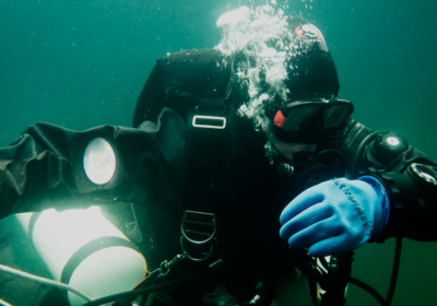 Под толстым слоем льда: водолазы одевали гортекс под костюмы